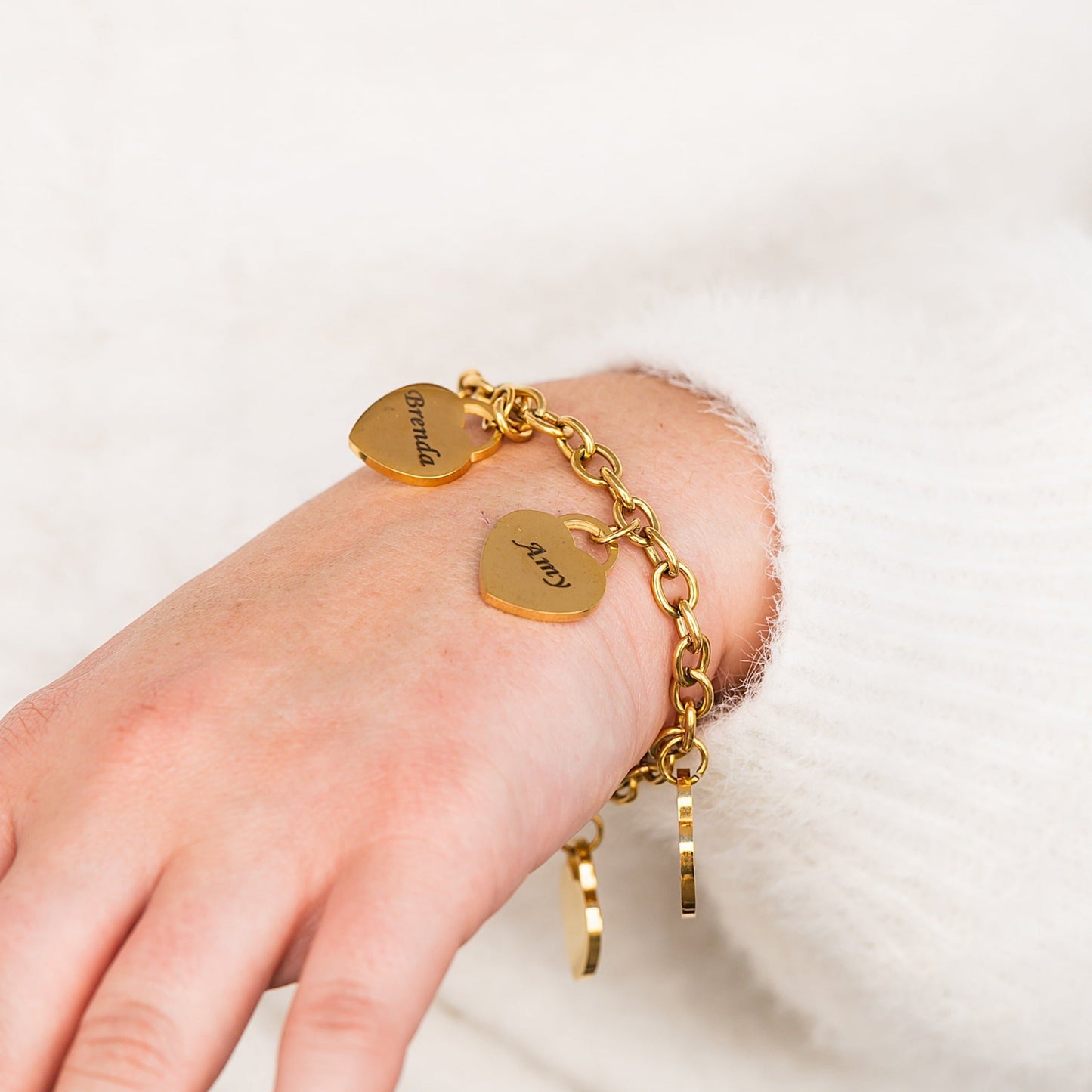 Link Bracelet with Heart Charms in 18K Gold Plating